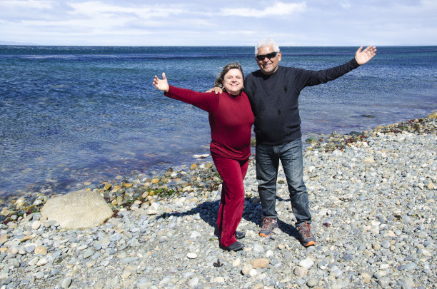 一对老年夫妇在海边拥抱图片下载