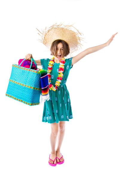 身穿沙滩装的年轻女孩度假者，白色背景图片下载