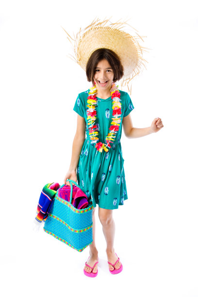 身穿沙滩装的年轻女孩度假者，白色背景图片下载