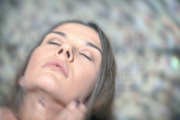 美丽的女人放松在桑拿水疗中心图片下载