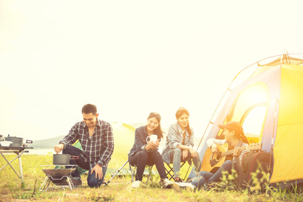 在自然公园旅游和露营。休闲、旅行、户外活动。森林里的旅游帐篷。图片下载