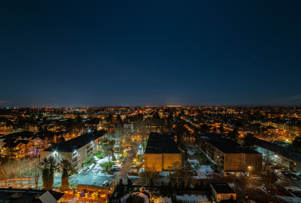 高角度冬季雪景城市夜景在加拿大BC里士满图片下载