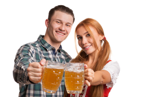 年轻夫妇喝着啤酒庆祝啤酒节图片下载