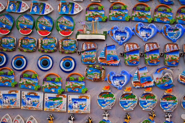 希腊勒斯沃斯——9月4日:希腊勒斯沃斯著名的佩特拉村出售纪念品磁铁。勒斯沃斯是著名的旅游胜地图片下载