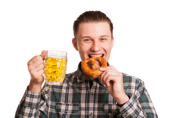 英俊的年轻人拿着一杯啤酒庆祝啤酒节图片下载