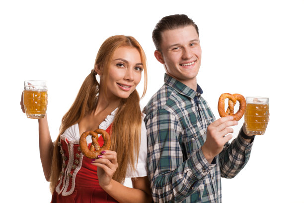 年轻夫妇喝着啤酒庆祝啤酒节图片下载