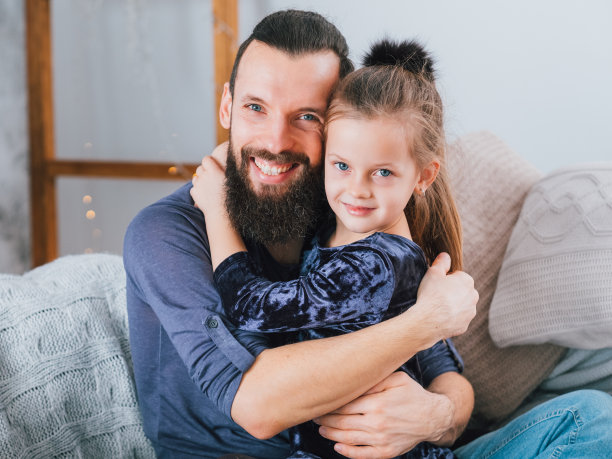 幸福的家庭关系父亲拥抱女儿图片下载
