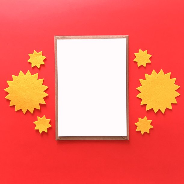 空白明信片与棕色牛皮纸信封在红色背景，组成与阳光黄色毛毡星文具模拟，明信片，信件，贺卡，印刷品，邀请，传单。图片下载