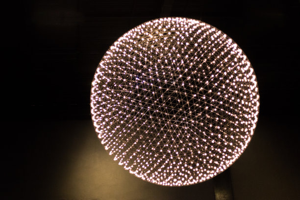 美丽的现代水晶吊灯在黑色的背景图片下载