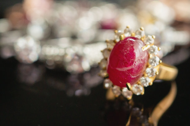 珠宝红色红宝石钻石戒指在黑色背景反射图片下载