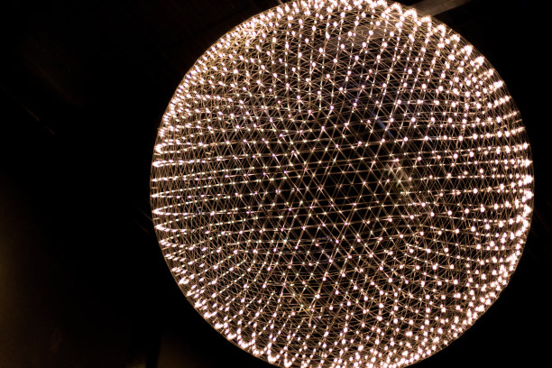 美丽的现代水晶吊灯在黑色的背景图片下载