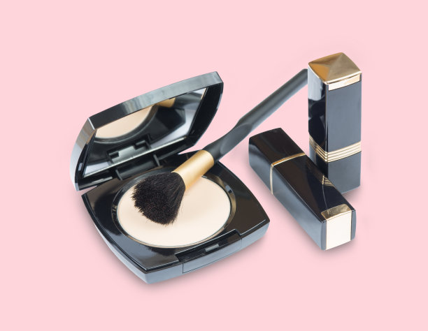 粉色背景上的化妆品配件图片下载