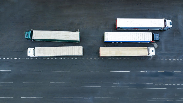 卡车正在物流中心等待装载，无人机拍摄的俯视图航拍照片图片下载