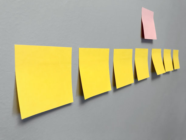 贴满不干胶便条的墙图片下载