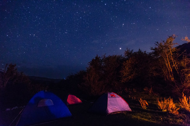 晚上到山里露营图片下载