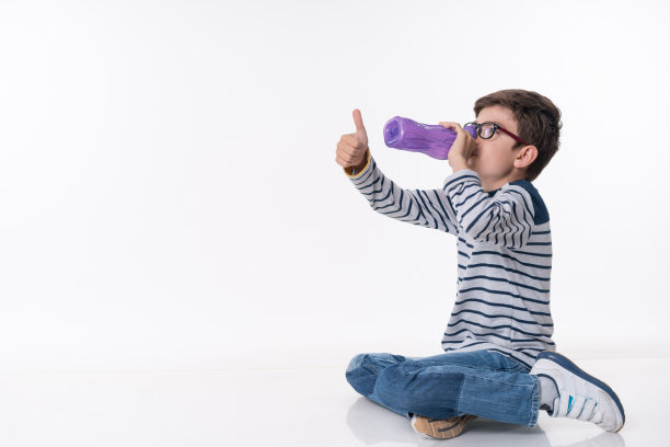 男孩从瓶子里喝水图片下载