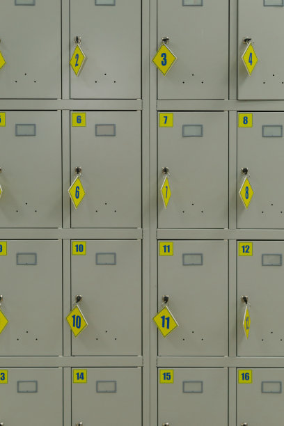 超市里的铁质储物室钥匙突出图片下载