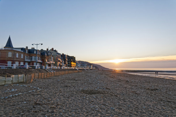 日落时分，法国诺曼底的滨海维勒斯海滩和海滨图片下载