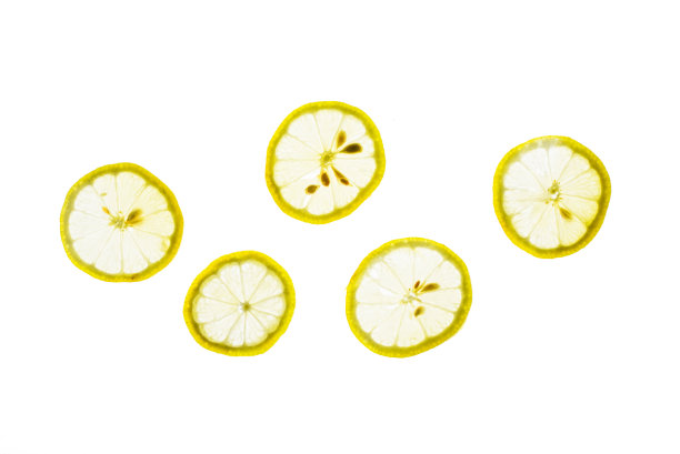 新鲜的切片柠檬孤立在白色的背景。图片下载
