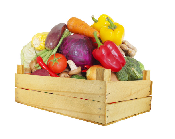 蔬菜在木箱上孤立白色图片下载