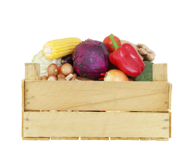 蔬菜在木箱上孤立白色图片下载