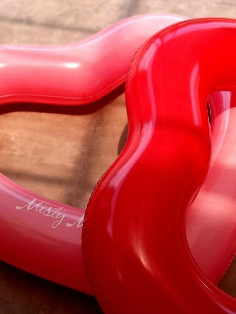 心形的游泳圈图片下载