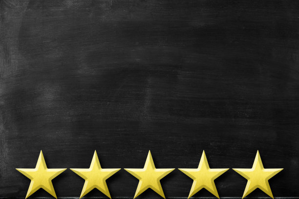 在黑板前排成五排金色的星星图片下载