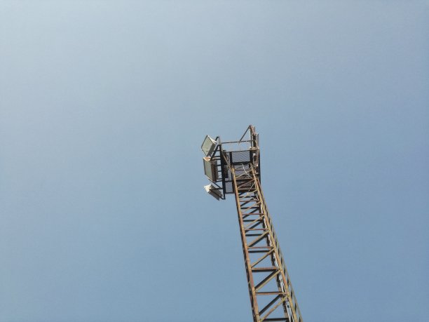 光塔在天空中图片下载