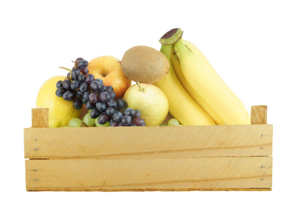 许多水果在木箱上孤立白色图片下载