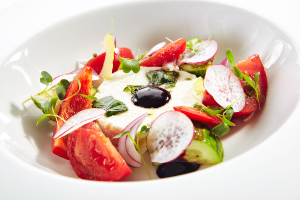 新鲜蔬菜沙拉和意大利乳清干酪配香草图片下载