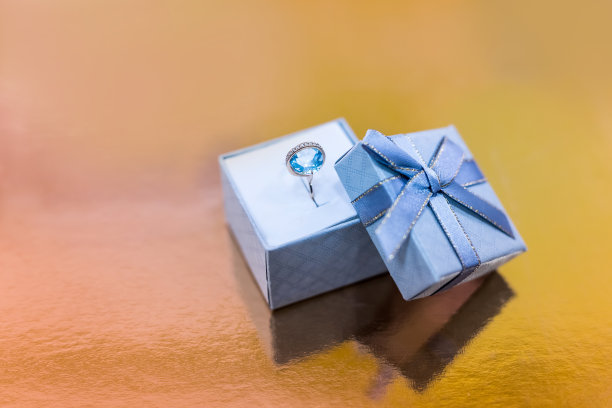 美丽的戒指与黄玉在礼盒关闭图片下载