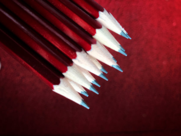 红色背景的红色铅笔图片下载