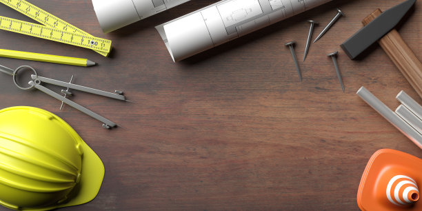 施工图纸和工具在现场办公桌上。三维演示图片下载