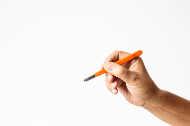 人的手用橙色的小镊子拿起一些小东西图片下载