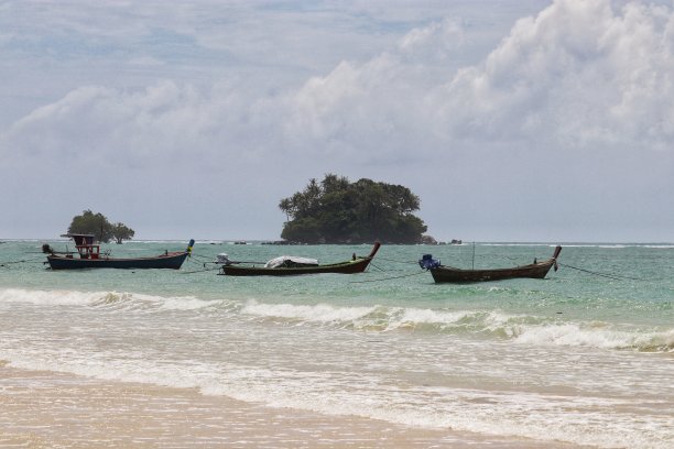 渔船在海上热带岛屿的背景图片下载