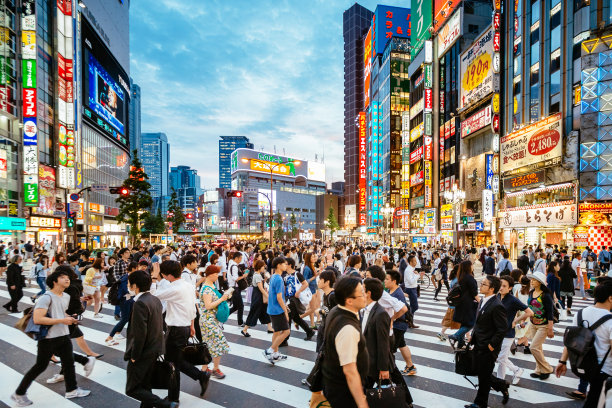 东京新宿，上班族穿过斑马线图片下载