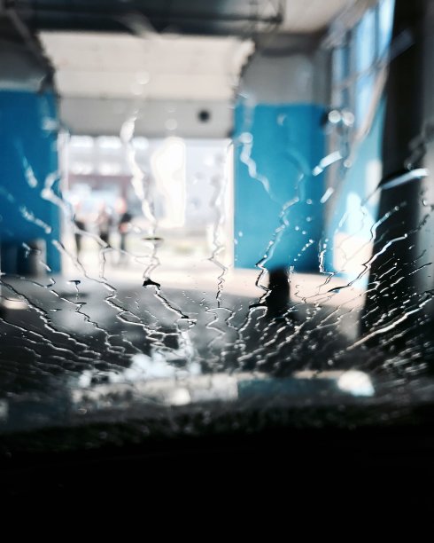 水滴顺着挡风玻璃流下图片下载
