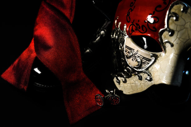 为化妆舞会做准备。蝴蝶结，袖扣和面具图片下载