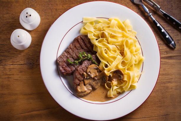 烤牛排和蘑菇酱面，配以百里香图片下载