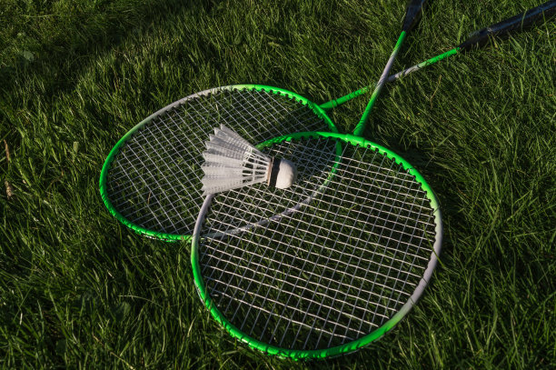 草地上有羽毛球和羽毛球拍图片下载