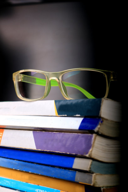 眼镜和书籍图片下载
