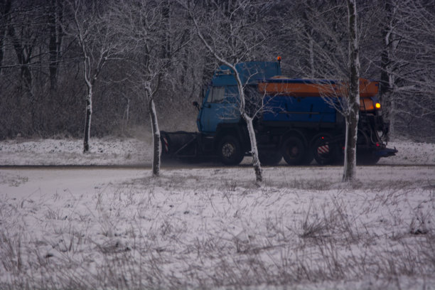 带扫雪车的卡车图片下载