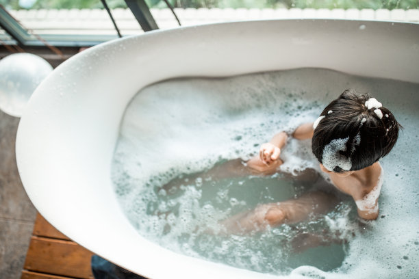 男孩正在浴缸里洗澡图片下载
