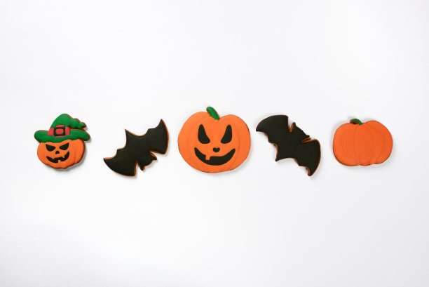 手工制作的可食用姜饼万圣节南瓜和蝙蝠的白色背景图片下载