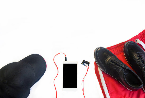 健身房的东西。运动的概念。运动物体孤立在白色。运动鞋，短裤，帽子和耳机。平躺图片下载