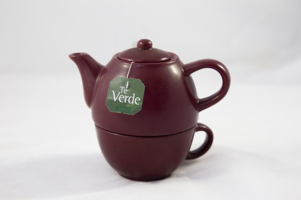 褐红色陶瓷茶壶在白色的背景。个人观点图片下载