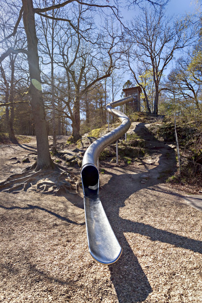 在瑞典哥德堡的Slottsskogen公园，巨大而陡峭的滑道图片下载