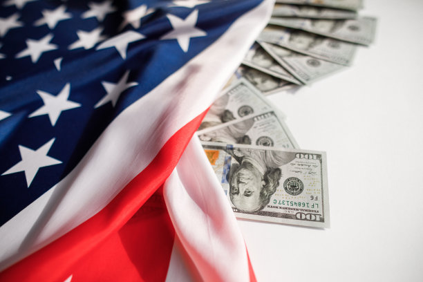 美元现金，美国国旗背景上的一百美元钞票特写图片下载