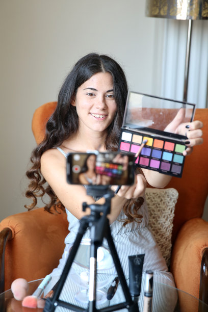 年轻的女视频博主正在为她的视频博客录制化妆视频图片下载