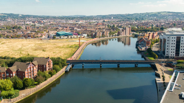 北爱尔兰贝尔法斯特市中心河流和建筑物的鸟瞰图。无人机照片，城镇的高角度视图图片下载